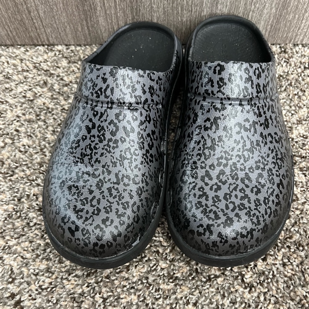 Oofos Leopard Print Clogs